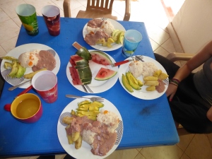 Mit Fahadhi zusammen haben wir Gemüsereis, Matoke mit Gnutsauce und Avocado gemacht. Zum Nachtisch gabs frische Melone. 